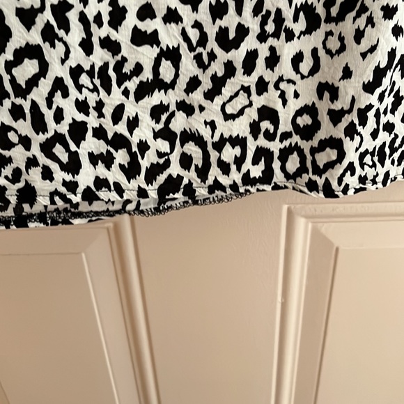 Criss Cross leopard print blouse size large - Picture 6 of 10